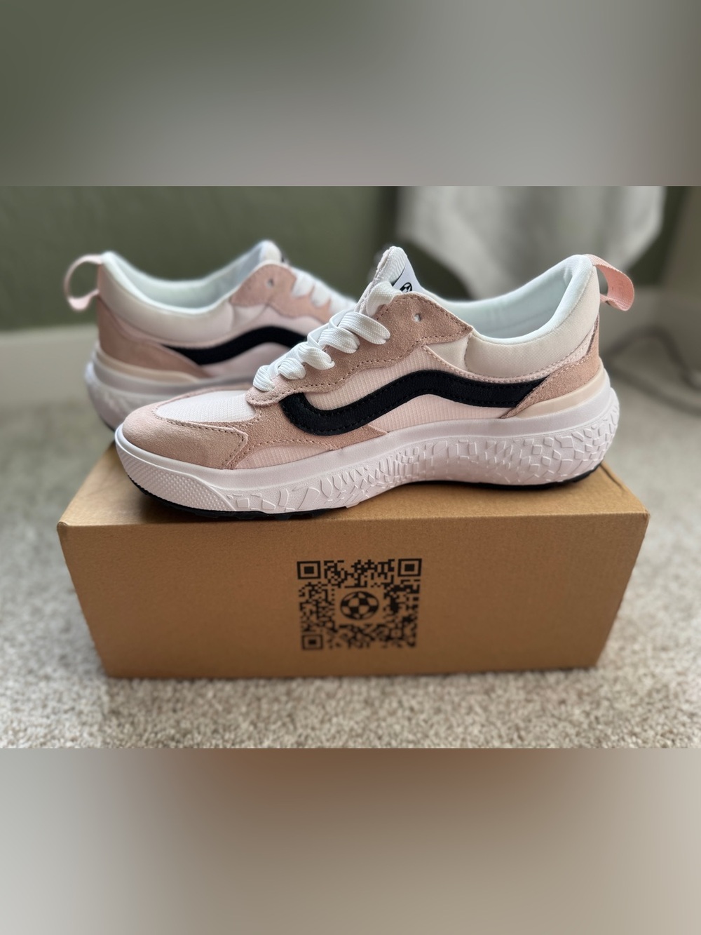 Vans Low-Top Sneakers in Blush Pink, Black & White